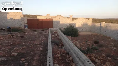 بسم اللّه الرحمن الرحيم ،، قطعة أرض للبيع في منطقة عمبسة بعد مستودع الغاز والجامع 500 متر على القطرا 4