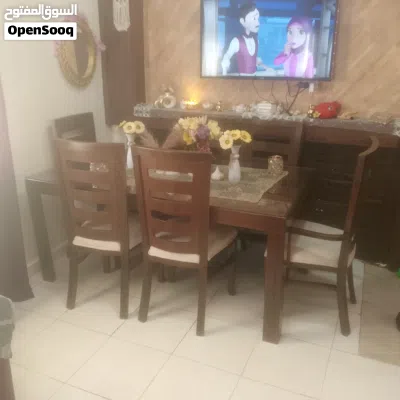 طاولة خشب لوح زجاجي وستة كراسي منجدات 4