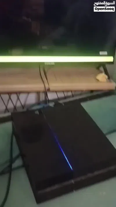 سوني بلاي ستيشن 4 مع يد والاسلاك 4