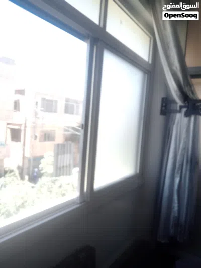 باب المنيوم ردفتين وشباك مع قطعه فوق الباب ثابته وحول الشباك 2