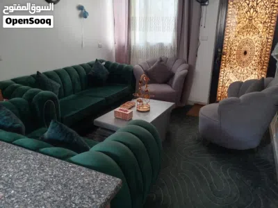 طقم كنب لون اخضر زمردي وسكني مع الطاولات استخدام اقل من سنة شبه جديد بدي ابيعهم ب 4