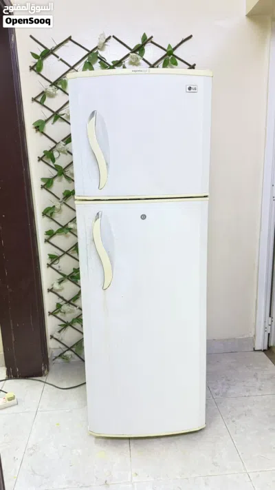 ثلاجه بحاله جيده تبريد ممتاز جدا 2