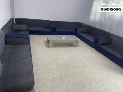 مجلس ارضي بحالة جيدة جدا مع طاولة وسط 2