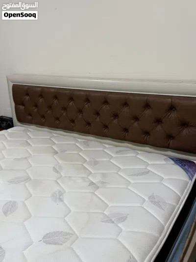 سرير خشب 210x200مزين بجلط طبيعي وطاولات وخزانة 3