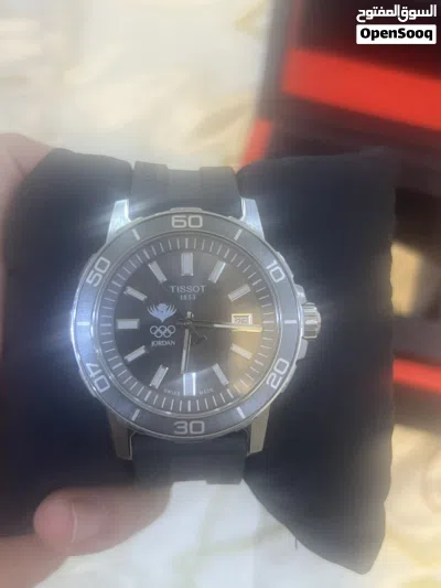 Tissot) السويسرية الفاخرة، المصممة خصيصًا لحماية وتخزين الساعات، وتتميز بشعار الشركة الشهير 3
