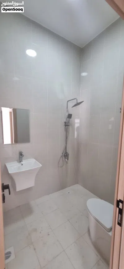 فيلا جديدة في المعبيلة الثامنة بالقرب من الجامعة العربية. Brand-New Villa for Rent in Al Maabela 8. 4
