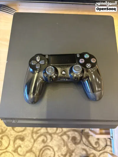 للبيع PS4 Slim شبه جديد بحالة ممتازه جداً نظيف قابل للتفاوض و شغال 100% بدون مشاكل استخدام 6شهور 4