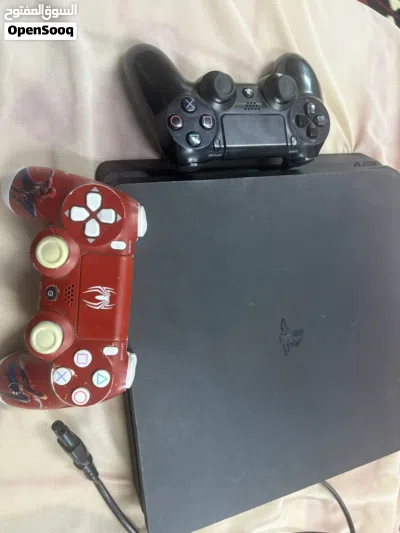 بلايستيشن 4 سليم (PS4 Slim) مع يد تحكم بتصميم سبايدرمان 2