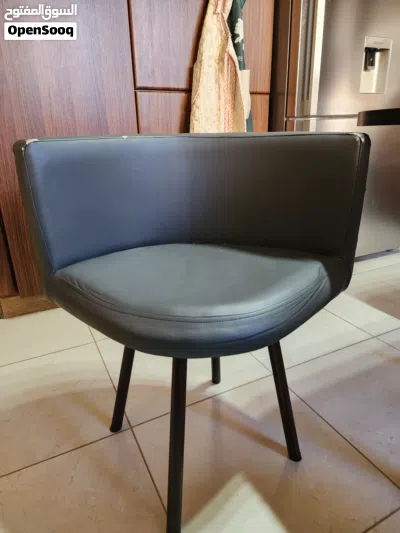 طقم طاولة طعام 90×90 سم مع 4 كراسي بحالة جيدة 2