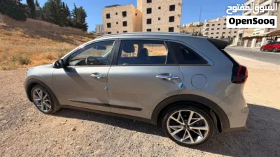 Kia Niro EX Touring 4
