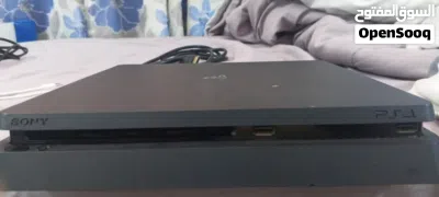 للبيع جهاز بلايستيشن 4 سليم (PS4 Slim) نظيف جداً وبحالة الوكالة، استخدام خفيف وشغال 100% 4