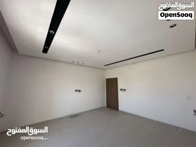 شقه سكنية للبيع خلف فيلا بتشطيبات راقيه بمساحة واسعه ثلاث غرف وصاله ومجلس وخمس دورات مياه بلفت 3