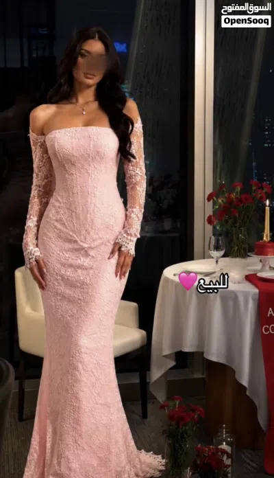 فستان يجسد الفخامة والأنوثة بتفاصيل راقية صُممت لتمنحك إطلالة استثنائية لا تُنسى في كل مناسبة 2
