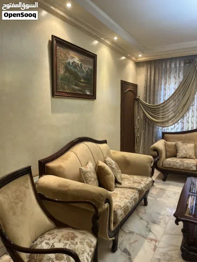 طقم كنب مع طاولات وستائر للبيع 2