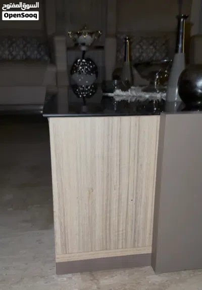 طاولة وسط مع طاولة شاشة بحال وكالة 2