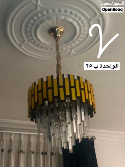 ثريات للبيع كل وحده مكتوب عليها السعر وكم وحده 2
