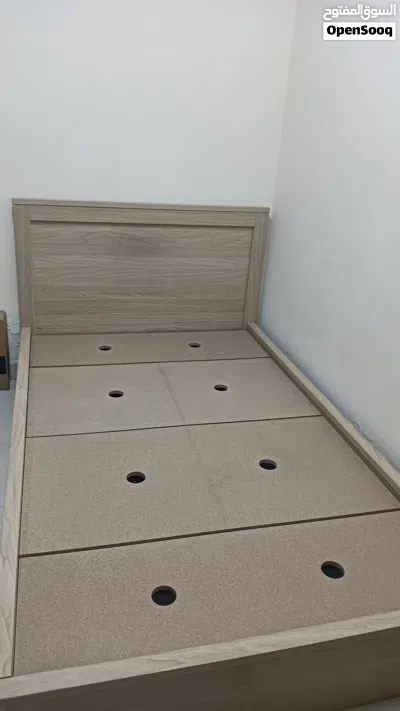Bed frame in good condition سرير في حالة جيدة 4