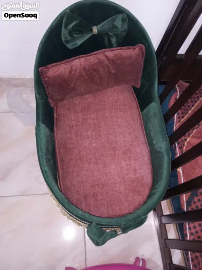 وسرير بيبي لون أخضر ومرجوحه لون خمري وموكيت مورده وعرباي بيبي 2