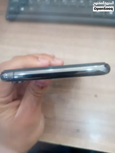 للبيع iPhone XS Max - 256GB سعة تخزين 256 جيجا البطارية 100% الجهاز بحالة جيدة ويعمل بكفاء 4