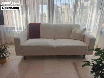 كنبة مع لوحات 2