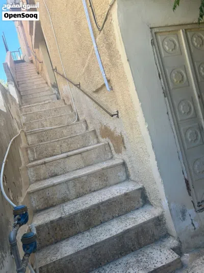 بيت بحالة ممتازة جداً للبيع في الرصيفة - الجبل الشمالي. البيت مستقل ومدخلين منفصلين وكل طابق. 3