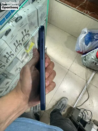 17 بروماكس 256 جيجا ازرق مبدل شاشة اوليد نوعيتها ووضوحها ممتاز بطارية 100 مشحون 173 مرة مع الكارتون 2