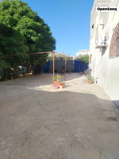 بيت مكون من طابقين الطابق الأول 220 متر مربع الطابق الثاني 200متر واصل مرحله البلاط مساحه الأرض 670 2