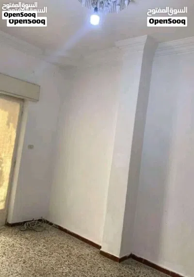 الوسيط لدينا شقه طابق الاول وسط البلاد الظهره نظيفه العمولة ربع ودفع الايجار مقدم شهرين اقرتحت 4