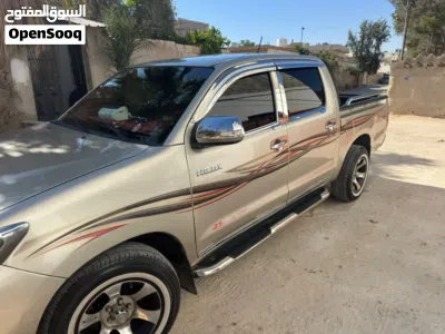 Toyota Hilux Standard 2