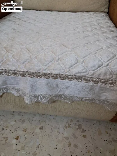 كفر كنب لون بيج أوف وايت 7 مقاعد شبه جديد الكفر للقاعد فقط 4