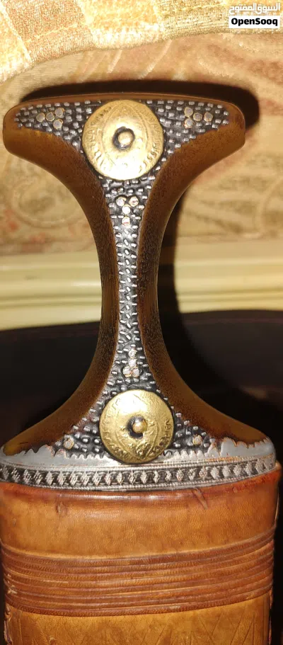 حزام جنبيه رجالي جلد قديم اصلي لون عنابي مع الجنبيه صيني شبيه الصيفياني للبيع ب35الف ريال يمني 4