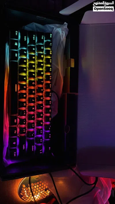 كيبورد قيمنق ابيض واسود مع LED ومايك عازل الصوت احترافي للقيمنق LED وكام للبث ب جودة 1080 4