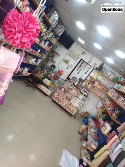 بضاعة محل مكياجات كامل مع الديكور 3