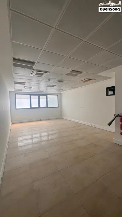 مكتب للايجار في القرم 45 متر مساحه مفتوحه/ Office For Rent In Qurm, 45 SQM, open space 4