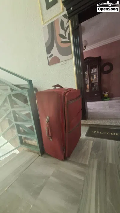 شنتة سفر كبيرة فيها فرط بزاوية واحدة ما بتأثر علاستخدام "علأكيد" حجم كبير و عملية جدا و قوية 15 د 2