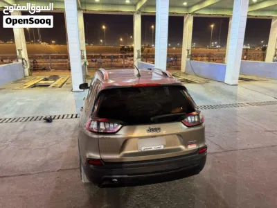 جيب شيروكى Latitude LUX 4