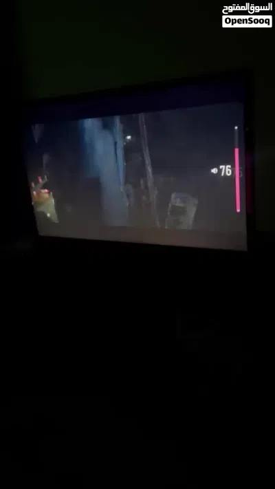 تلفاز LG شبه جديد مع طاولة تلفاز 2
