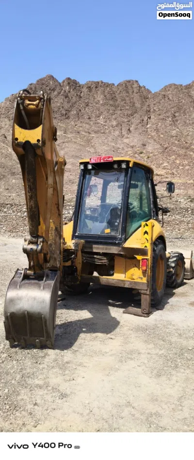 حفار من نوع CAT 422F شبه جديد. 3