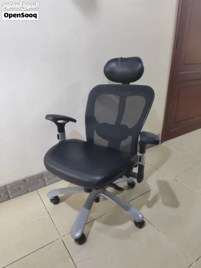 للبيع في عدن: كرسي مكتبي طبي (Ergonomic) بظهر شبكي وقاعدة معدنية صلبة 3