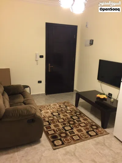 للايجار شقه مفروشه مقابل البوابه الرئيسيه للجامعه الاردنيه وخلف محطه جوبترول مباشره. منطقه مخدومه 3