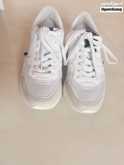 حذاء رياضي نسائي من GUESS جلد أبيض مقاس 39 2
