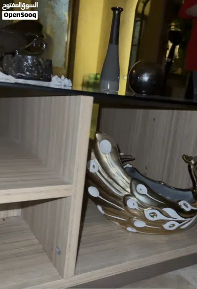 طاولة وسط مع طاولة شاشة بحال وكالة 4