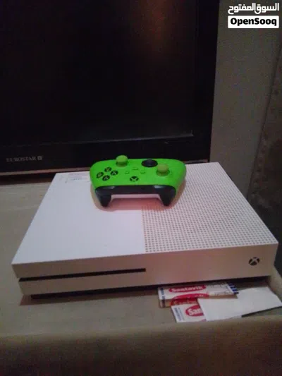 Xbox One S 1TB مع يد تحكم يعمل بكفاءة ممتازة السعر: 70 ريال عماني قابل للتفاوض 2