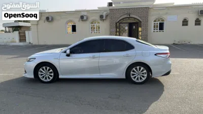 Toyota Camry GLE 2