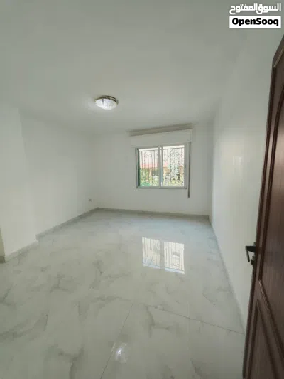 بسم الله الرحمن الرحيم شقة للبيع m180 بالقرب من مركز امن طارق منطقة مخدومة وحيوية وقريبة ع السوق 4