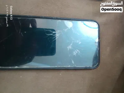 أربع هواتف كل شئ سليم إلى الشاشه 4