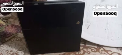 بلاستيشن فور فات بحاله جيدا جدا مع يد وجميع اسلاكها ................................. 2
