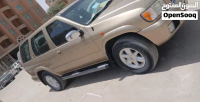 Nissan Pathfinder XE 2