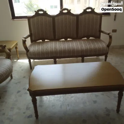 طقم كنب بحالة ممتازة ثلاثية واربع كراسي موديل جميل للبيع بسعر مناسب 2
