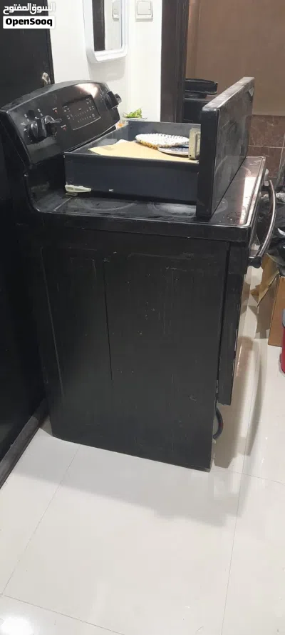 General Electric (GE) Electrical Cooking Range • 4 Burners And Oven 3